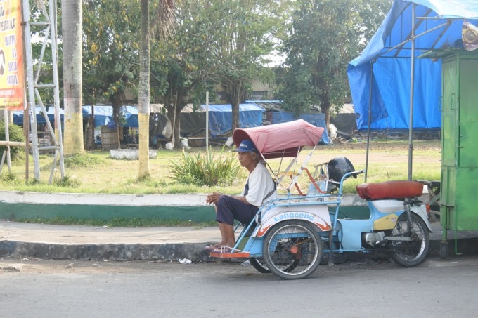 TUNGGU PENUMPANG: Becak motor masih banyak yang beroperasi di wilayah perkotaan. Namun, adanya bentor itu belum disertai perizinan dari pemerintah.