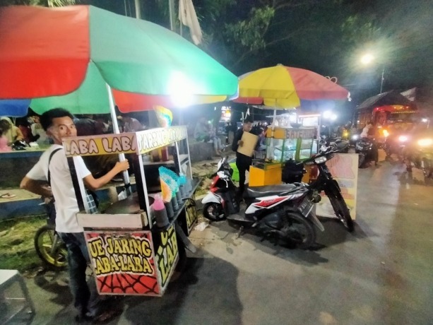BERJEJER: Sejumlah PKL yang berjualan di bundaran Alun-Alun Kalisat.