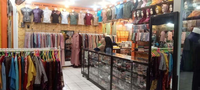 MULAI BERJUALAN: Salah satu kios yang berdekatan dengan lima kios yang terbakar di Pasar Baru Kencong. Pedagang pasar pun masih merasa waswas kejadian serupa terulang.