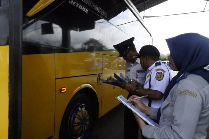TERUS CEK KENDARAAN: Petugas Terminal Tawang Alun ketika melakukan pengecekan bus sebelum dinyatakan layak jalan.