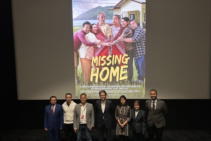 Wakil Duta Besar RI untuk China Dino R Kusnadi (empat kanan) foto bersama dengan staf Kedutaan Besar RI di Beijing dan awak media setempat setelah menyaksikan film berjudul