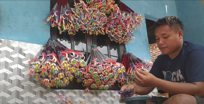 Adi Santoso, asal Desa/Kecamatan Mojowarno, Kabupaten Jombang terlihat sibuk merampungkan pembuatan lampion karakter untuk keperluan lebaran.