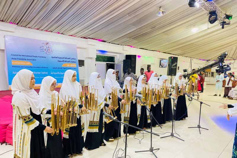 Penampilang angklung dari Indonesia dalam Festival Asian Women’s Day 2023 yang berlangsung di Queen’s Hall, International Park, Khartoum di Sudan pada Sabtu (18/3/2023).
