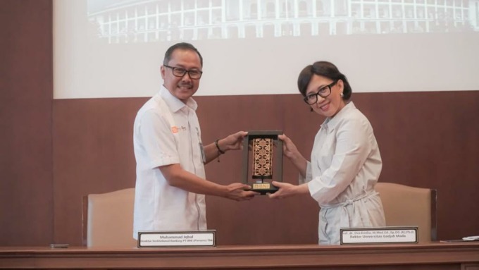 Rektor UGM, Prof. dr Ova Emilia , M,Med, Sp.OG , Ph.D (Kanan) dan Direktur Institutional Banking BNI, Muhammad Iqbal (Kiri) usai menandatangani  nota kesepahaman Campus Financial Ecosystem (CFEST) dan perjanjian kerjasama Kartu Tanda Mahasiswa (KTM) Co-