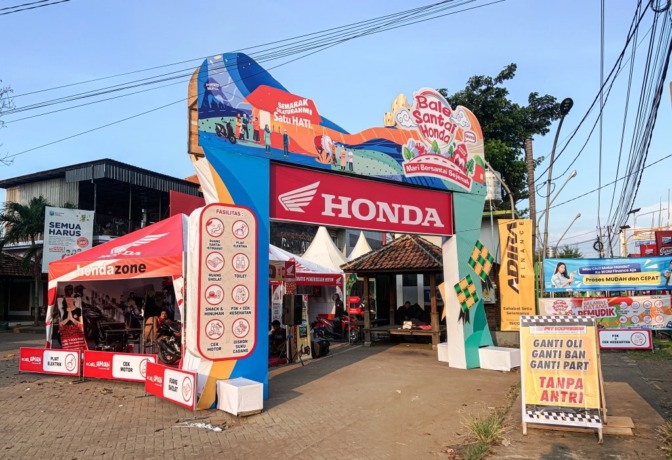 NYAMAN: Posko mudik MPM Honda Jatim, Bale Santai Honda. Di sini, para pemudik bisa mendapatkan pelayanan tempat istirahat, sekaligus bisa servis motor.