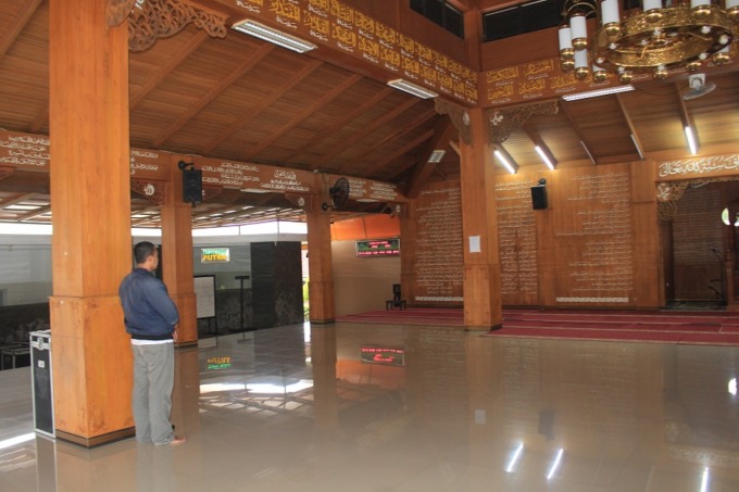 SEMIKLASIK: Masjid Al Gofilin berdiri megah dengan dekorasi campuran antara budaya Arab dengan budaya Jawa.