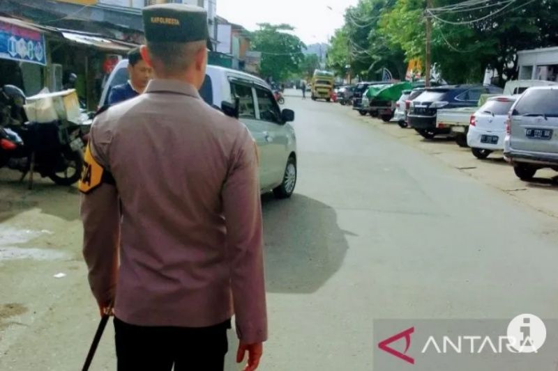 Kapolresta Samarinda Kombes Pol Ary Fadli saat meninjau TKP pascakebakaran mobil di wilayah Pasar Pagi.
