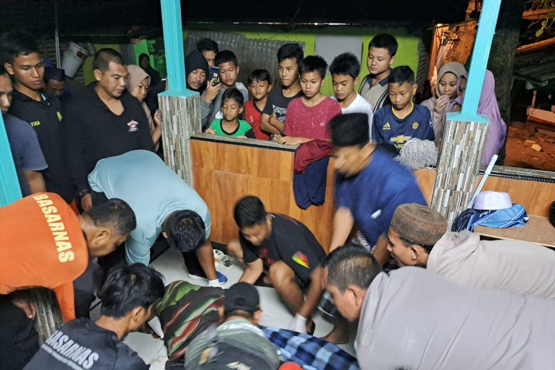 Tim Pencarian dan Pertolongan atau SAR gabungan menemukan anak terseret arus laut di Cilegon, Banten dalam kondisi meninggal dunia.
