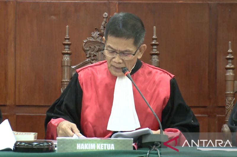 Tangkapan layar Hakim Ketua Singgih Budi Prakoso dalam sidang putusan banding yang diajukan Ferdy Sambo atas vonis terkait kasus pembunuhan berencana Brigadir J di Pengadilan Tinggi (PTI) DKI Jakarta, Rabu (12/4).