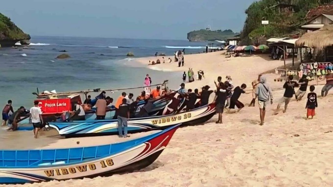Petugas dan warga mengevakusi bangkai kapal nelayan usai mengalami kecelakaan laut (laka laut) di Pantai Ngandong, Sidoharjo, Tepus, Kabupaten Gung Kidul Jogjakarta, pagi tadi (26/4).
