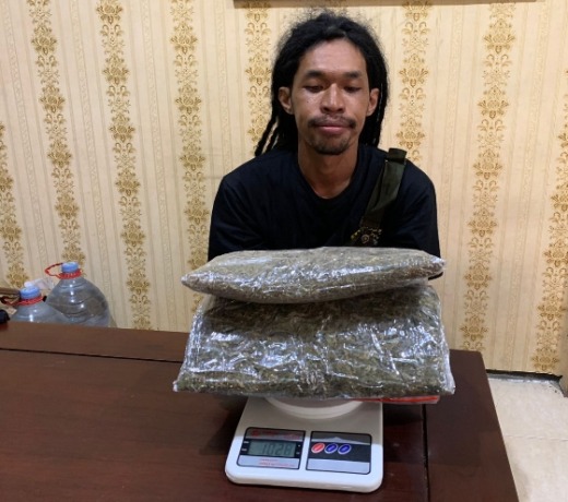 Agusti Maulidi dengan barang bukti berupa ganja seberat 1.027,6 gram. Ganja itu diperoleh dari pengiriman melalui paket ekspedisi.