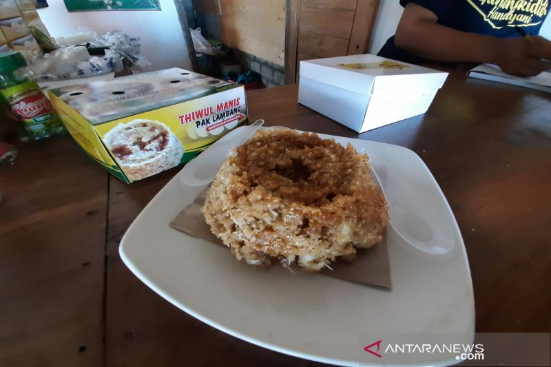 Makanan tradisional khas Gunung Kidul Tiwul bisa menjadi pilihan pengganti beras karena sama-sama menghasilkan karbohidrat yang dibutuhkan tubuh.