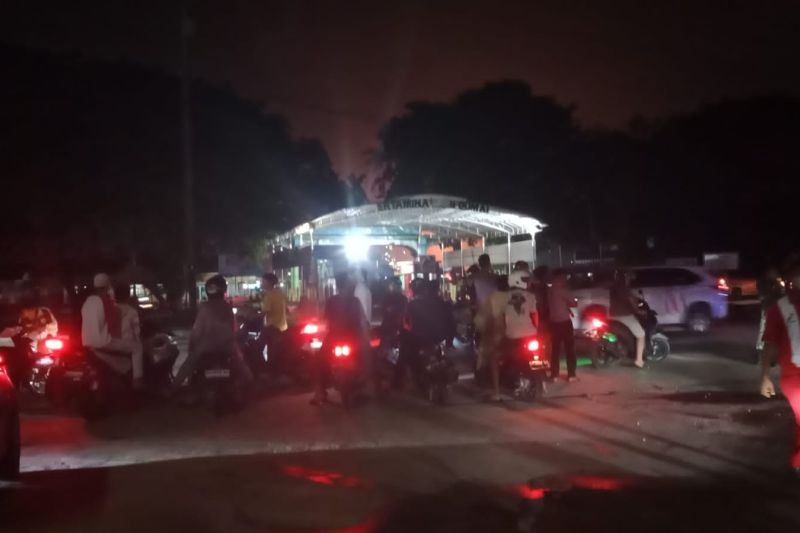 Warga Kota Dumai ketika melihat kebakaran di kilang Pertamina pada Sabtu malam (1/4/23).