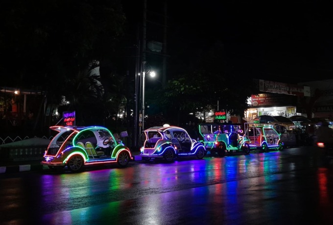 WARNA-WARNI: Mobil mainan model VW kodok semarakkan wisata Alun-Alun Kota Batu, nainan tersebut sangat diminati wisatawan karena terbilang cukup unik untuk dikendarai.