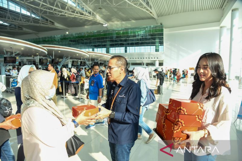 GM Bandara Sepinggan Ahmad S Shahab memberikan bingkisan pada penumpang terpilih jelang Idul Fitri 1444 Hijriyah lalu.