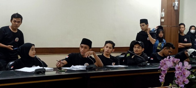 CARI SOLUSI: Audiensi lanjutan antara pihak buruh dengan pihak PT Muroco dan dua pabrik mitranya di Ruang Banmus DPRD Jember, (17/4) kemarin.