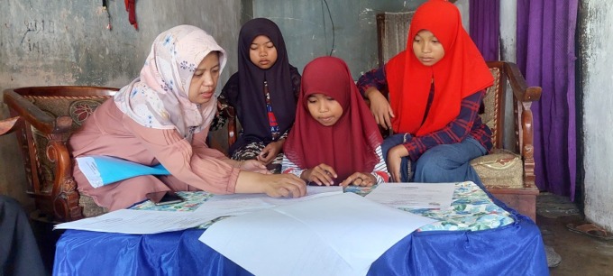 LANGSUNG TURBA: Guru SMPN 3 Sukowono Luluk Marliana mengunjungi rumah siswa sambil membawa formulir PPDB jalur zonasi pada hari terakhir, kemarin.   