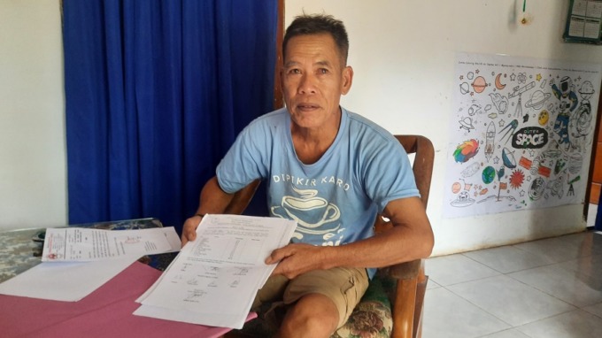 BEBERKAN DATA: Kasim, Ketua LMDH Sumber Kembang, menjelaskan secara terperinci aliran dana sharing, di kediamannya, Selasa (4/4) kemarin.