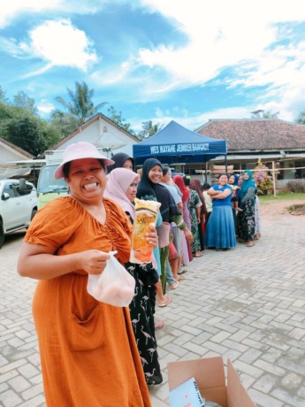 SEMUA SENANG: Warga antusias membeli telur di pasar murah yang menjadi bagian program J-Berbagi di Kecamatan Silo, kemarin.   