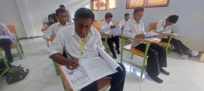 SEMANGAT: Peserta mengerjakan ujian program kejar paket C di Pusat Kegiatan Belajar Masyarakat (PKBM) Asy Syifa, Desa Cumedak, Kecamatan Sumberjambe.