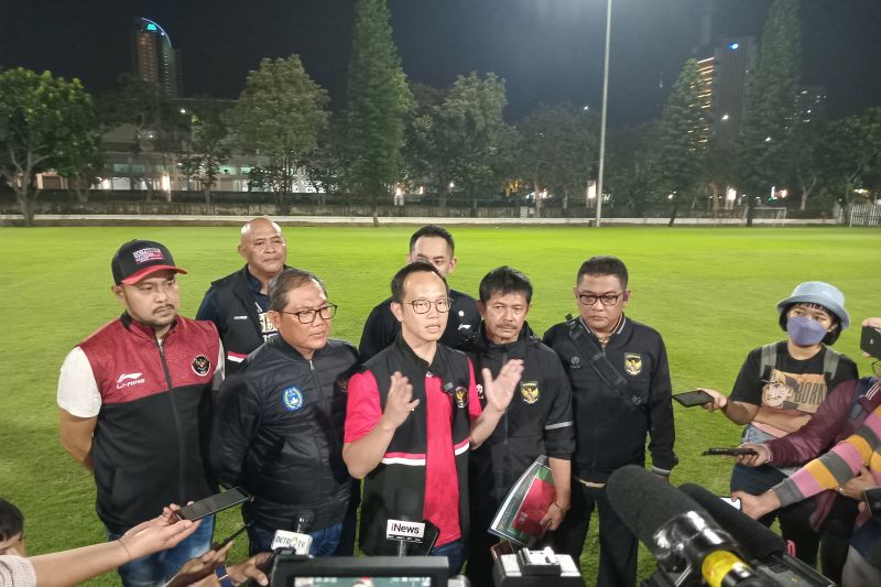 Chef de Mission (CdM) SEA Games Kamboja Lexyndo Hakim menjawab pertanyaan para pewarta di lapangan latihan Gelora Bung Karno, Jakarta, Rabu (5/4/2023).
