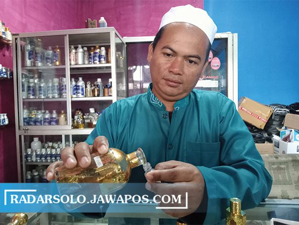 Tampil wangi memakai parfum di saat bulan ramadan seperti sekarang ini, bagi sebagian orang adalah sebuah kebutuhan dan mereka memilih parfum Arab.