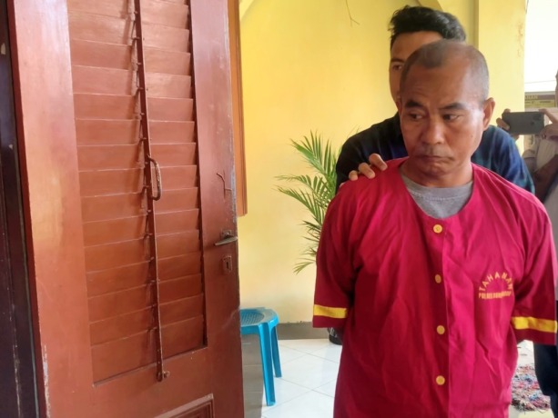 TAK BERKUTIK: Anton, 47, tersangka pemilik bahan peledak ketika diamankan oleh penyidik Polres Bondowoso. (FOTO: Ilham Wahyudi/Radar Ijen)