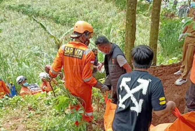 Seorang dukun pengganda uang tega membunuh sebelas orang, Petugas gabungan saat mengevakuasi jasad korban dukun pengganda uang, Senin (3/4/)