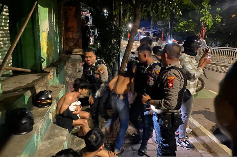 Tim patroli presisi Polres Metro Jakarta Selatan menangkap empat remaja yang tengah berpesta minuman keras (miras) di Jalan Dr. Saharjo, Tebet, Jaksel, Minggu dini hari (2/4/2023).