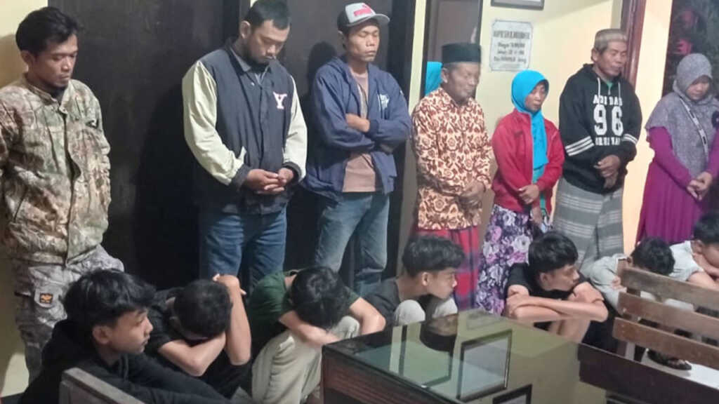Perang sarung kini terus bermunculan di berbagai kota tak terkecuali di Jogjakarta, bahkan kejadian tersebut sempat dibubarkan polisi dan puluhan pelajar ditangkap.