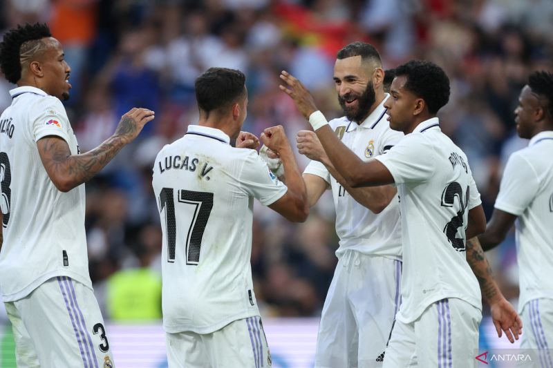 Penyerang Real Madrid Karim Benzema (tengah) melakukan selebrasi dengan rekan setimnya setelah mencetak gol ketiga dalam pertandingan Liga Spanyol lawan Almeria di Santiago Bernabeu pada 29 April 2023.