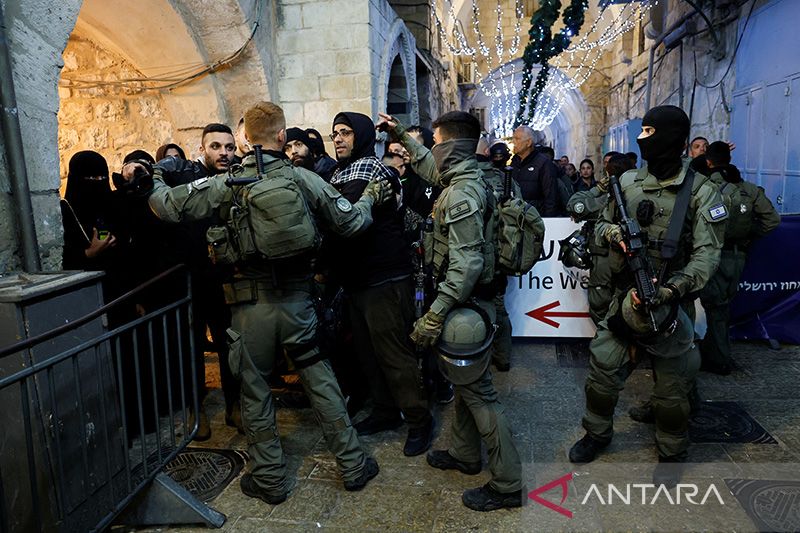 Polisi perbatasan Israel mengambil posisi di dekat kompleks Al-Aqsa, sementara ketegangan meningkat selama bentrokan dengan warga Palestina di Kota Tua Yerusalem, Palestina (5/4/2023).