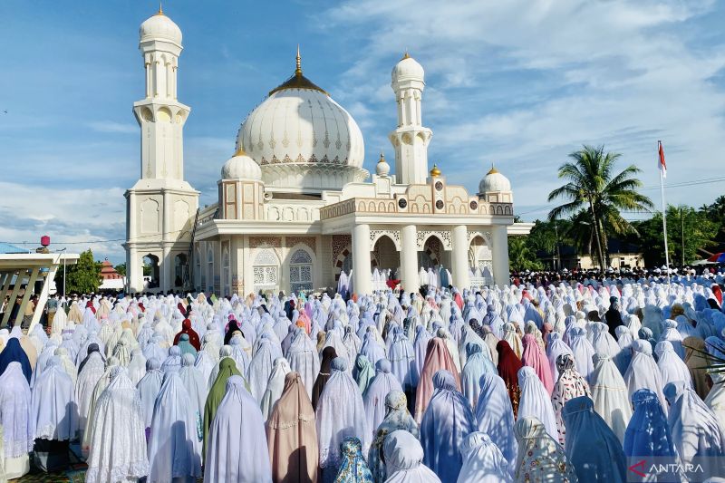 Ribuan umat Islam pengikut Thariqat Syattariyah melaksanakan ibadah shalat Idul Fitri yang dipusatkan di Kompleks Masjid Peuleukung, Desa Peuleukung, Kecamatan Seunagan Timur, Kabupaten Nagan Raya, Provinsi Aceh, Kamis (20/4/2023) pagi.