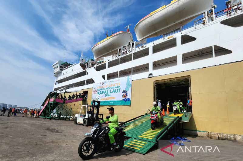 Petugas menurunkan sepeda motor para pemudik asal Jakarta dari atas KM Dobonsolo yang mengikuti program mudik gratis saat tiba di Pelabuhan Tanjung Emas Semarang, Minggu.