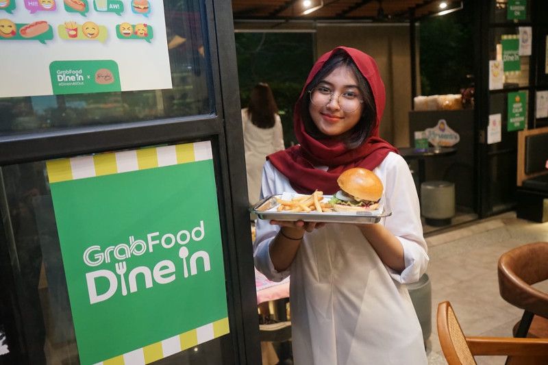 Penampilan pramusaji/Karen dengan seragam “Kareem’s Diner”