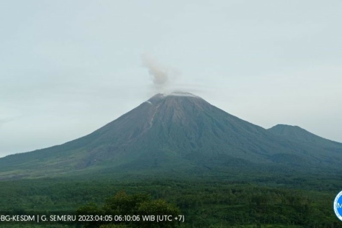 Gunung Semeru yang terpantau dari Pos Pengamatan Semeru di Gunung Sawur, Kabupaten Lumajang, Provinsi Jawa Timur, Rabu (5/4/2023).