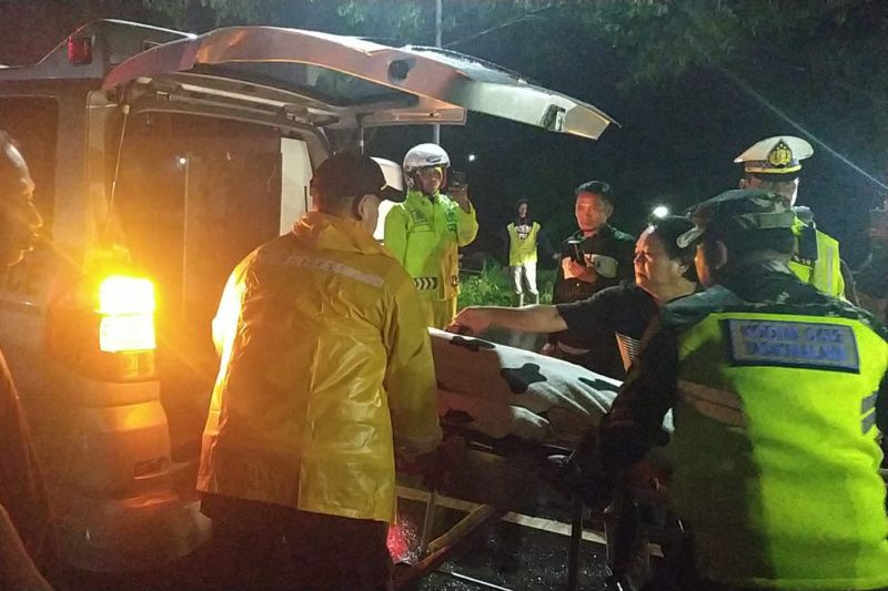 Polisi membantu evakuasi pemudik yang meninggal dunia di wilayah Lingkar Gentong, Kabupaten Tasikmalaya, Jawa Barat, Selasa (25/4/2023) malam.