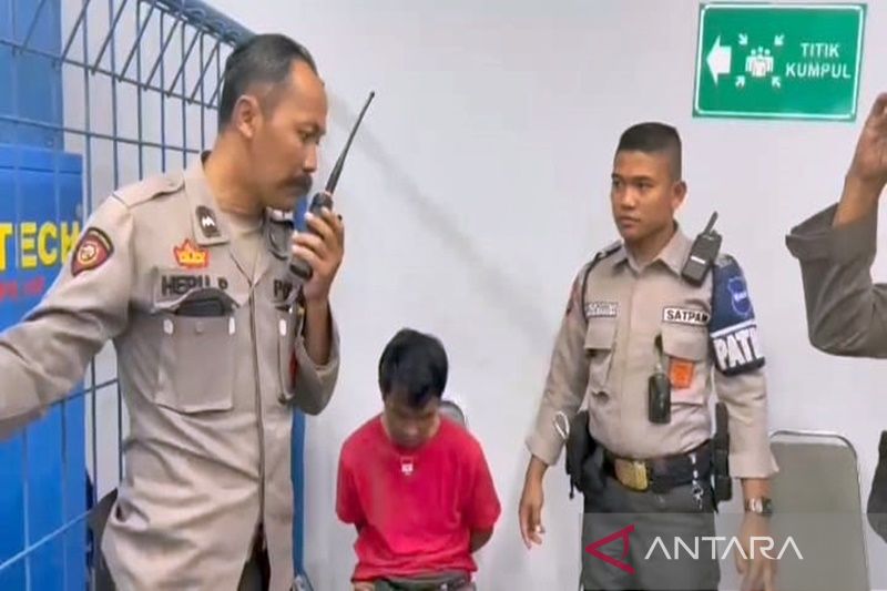 Sejumlah petugas dari Polres Kota Surakarta saat mengamankan seorang pemuda yang diduga melakukan aksi percobaan pembobolan mesin ATM di Jalan S Parman Kestalan Banjarsari Solo, Jumat (7/4/2023) dini hari.