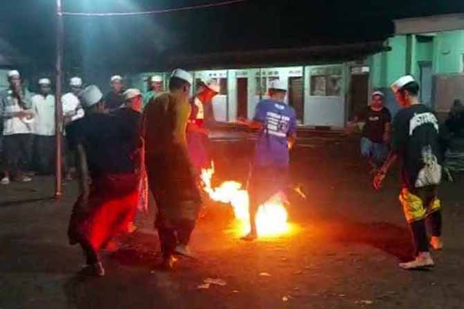 Bermain bola api hingga kini tetap dilakukan oleh  sejumlah santri Pesantren Bani Rancang, Desa Lemah Kembar, Kecamatan Sumberasih, Kabupaten Probolinggo.