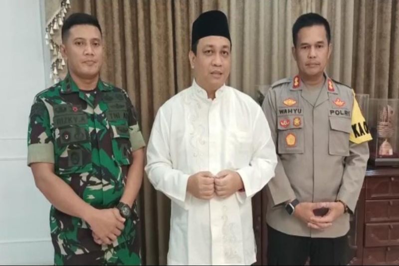 Wali Kota Pekalongan Afzan Arslan Djunaid bersama Kapolres Pekalongan Kota Pekalongan AKBP Wahyu Rohadi dan Komandan Kodim Pekalongan pada acara pertemuan dengan Pengurus Daerah Muhammadiyah, Selasa (18/4).
