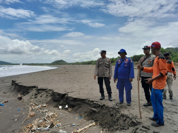 BELUM KETEMU: Tim SAR gabungan ketika mencari korban tenggelam di Pantai Rowo Cangak, Desa Sabrang, Kecamatan Ambulu, Jember, Sabtu (1/4) pagi.