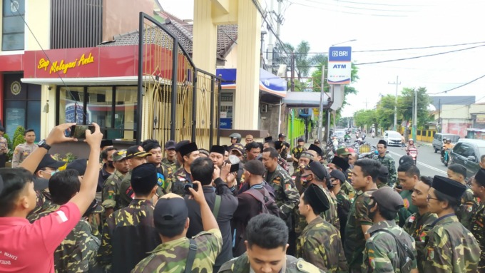 TUNTUT KEADILAN: Anggota Banser Jember ketika mendatangi Polres Jember, Sabtu (1/4) siang. (FOTO: GP Ansor Jember untuk Radar Jember)