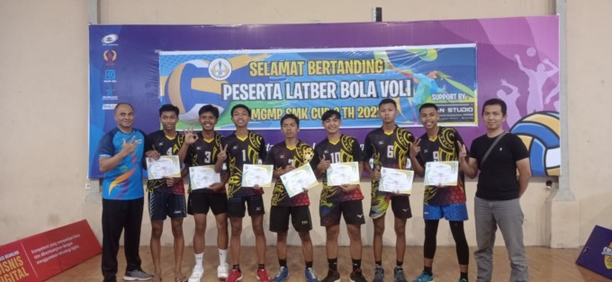 MEMBANGGAKAN: Tim bola voli SMKN 3 Bondowoso foto Bersama guru dan pelatih.
