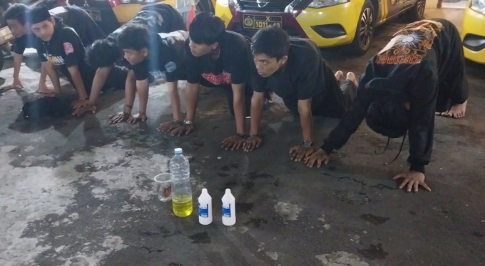 DIHUKUM PUSH UP: Beberapa remaja tertangkap basah oleh polisi saat sedang pesta miras oplosan di Jalan Wijaya Kusuma, Jember Lor, Sabtu (1/4) malam. (FOTO: Jumai/Radar Jember)