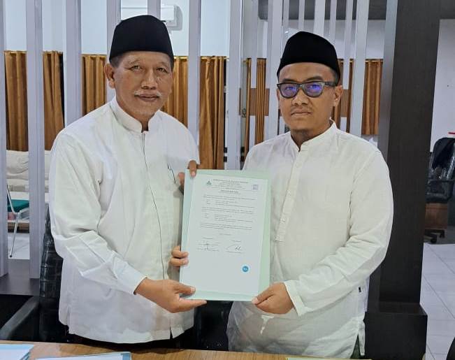 TERUS BERJUANG: Prof Dr H Abd Halim Soebahar, MA, Ketua Tim Gelar UIN KHAS Jember menyerahkan empat berkas penting kepada TP2GD.