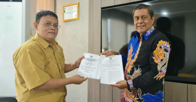 SEMRINGAH: Rektor UIN KHAS Jember Prof Babun Suharto menerima SK penetapan kampus II dari Menteri Lingkungan Hidup dan Kehutanan (LHK). (FOTO: Humas UIN KHAS untuk Radar Jember).