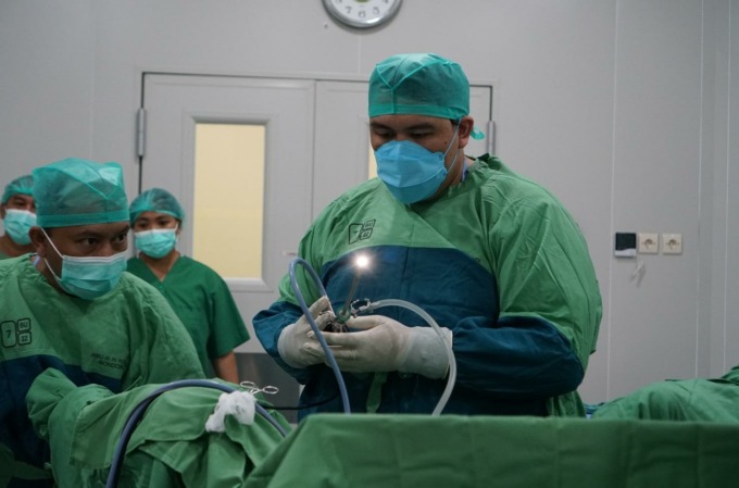 BERJALAN LANCAR: Operasi kerok prostat atau operasi TURP yang dipimpin langsung oleh dokter spesialis urologi RSUD dr H Koesnadi, dr Agung A. Indra, SpU. (FOTO: Huma RSDK Bondowoso untuk Radar Ijen)