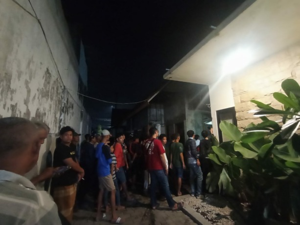 BANTU PADAMKAN API: Warga mendatangi lokasi kebakaran yang mengakibatkan satu orang tewas. Petugas menerjunkan dua unit mobil damkar untuk menjinakkan api.