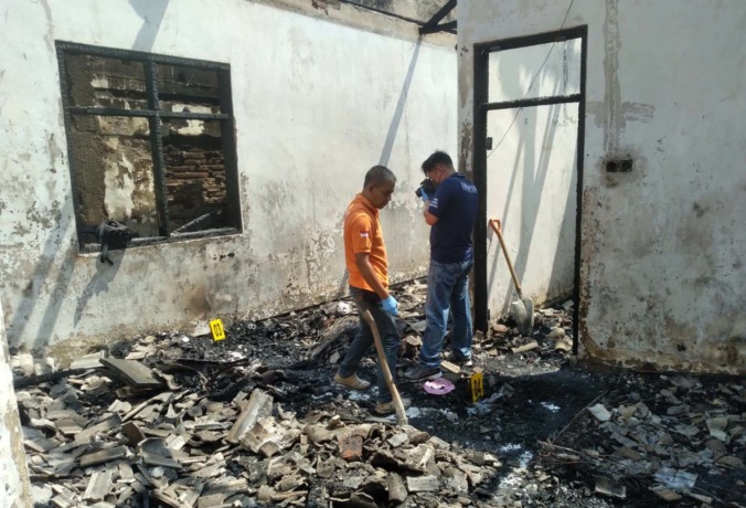 DATANGI LOKASI: Tim Inafis Polres Jember melakukan olah TKP di rumah korban Jalan Teuku Umar Nomor 63, Lingkungan Krajan Barat, Kelurahan Tegalbesar, Kaliwates, Jember, Senin (17/4). (Jumai/Radar Jember)