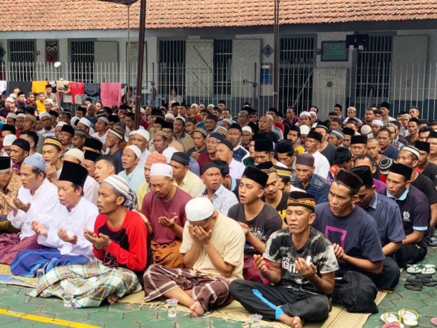 ANTUSIAS: Ratusan WBP Lapas Bondowoso ketika mengikuti pengajian, belum lama ini. (Ilham Wahyudi/Radar Ijen)